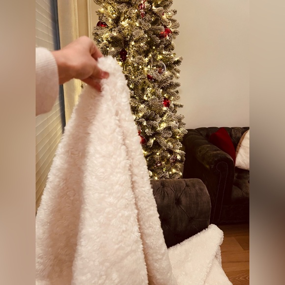 Crate and barrel sherpa faux fur throw. pottery barn,restoration hardware. New - Picture 5 of 7